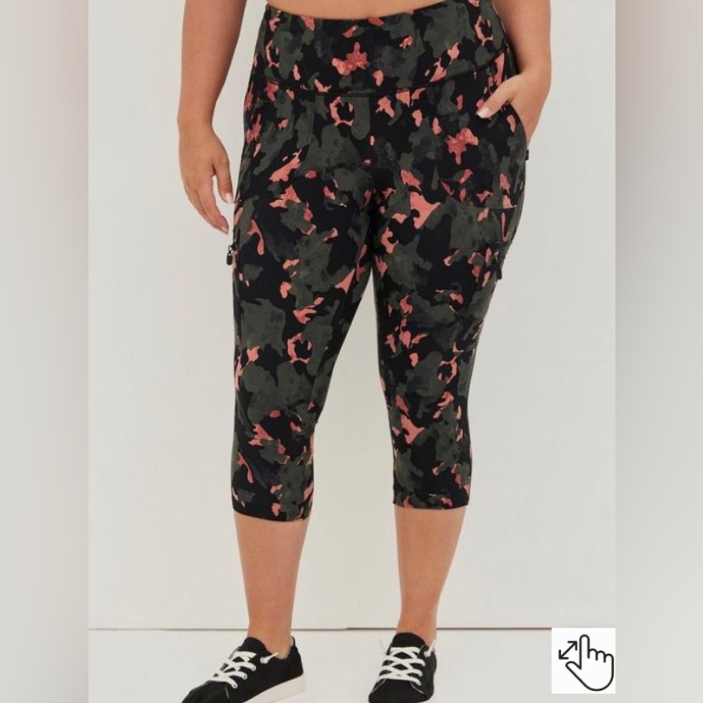 LOWEST🌺 NWT TORRID 3X PERFORMANCE CORE CAMO w/POCKETS CROP PANTS - Picture 2 of 12